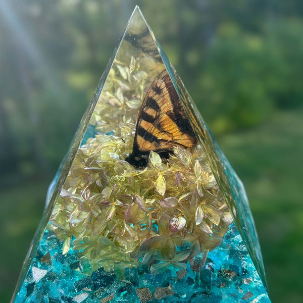 Butterfly Eternal Garden - Monarch Butterfly Pyramid with real Flowers