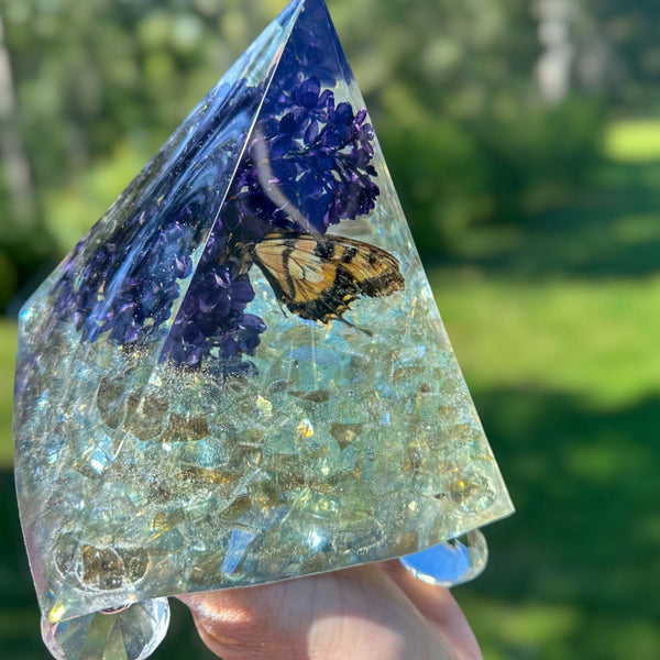Butterfly Lilac Dreams: Enchanting Monarch Butterfly Resin Pyramid