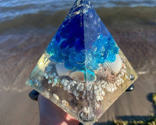 Seaside Serenity: Ocean-Themed Resin Pyramid with Real Seashells