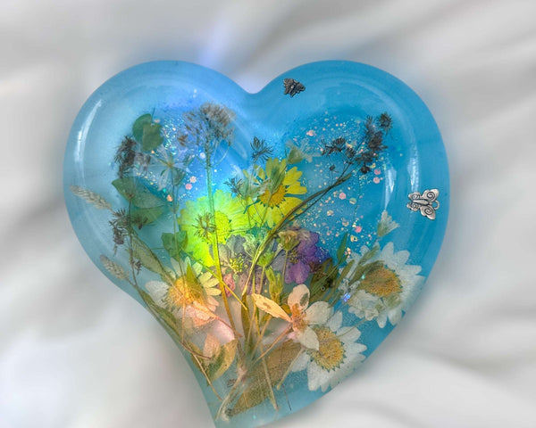 Daisy Dreams Garden Heart: Whimsical Resin Tray with Real Flowers