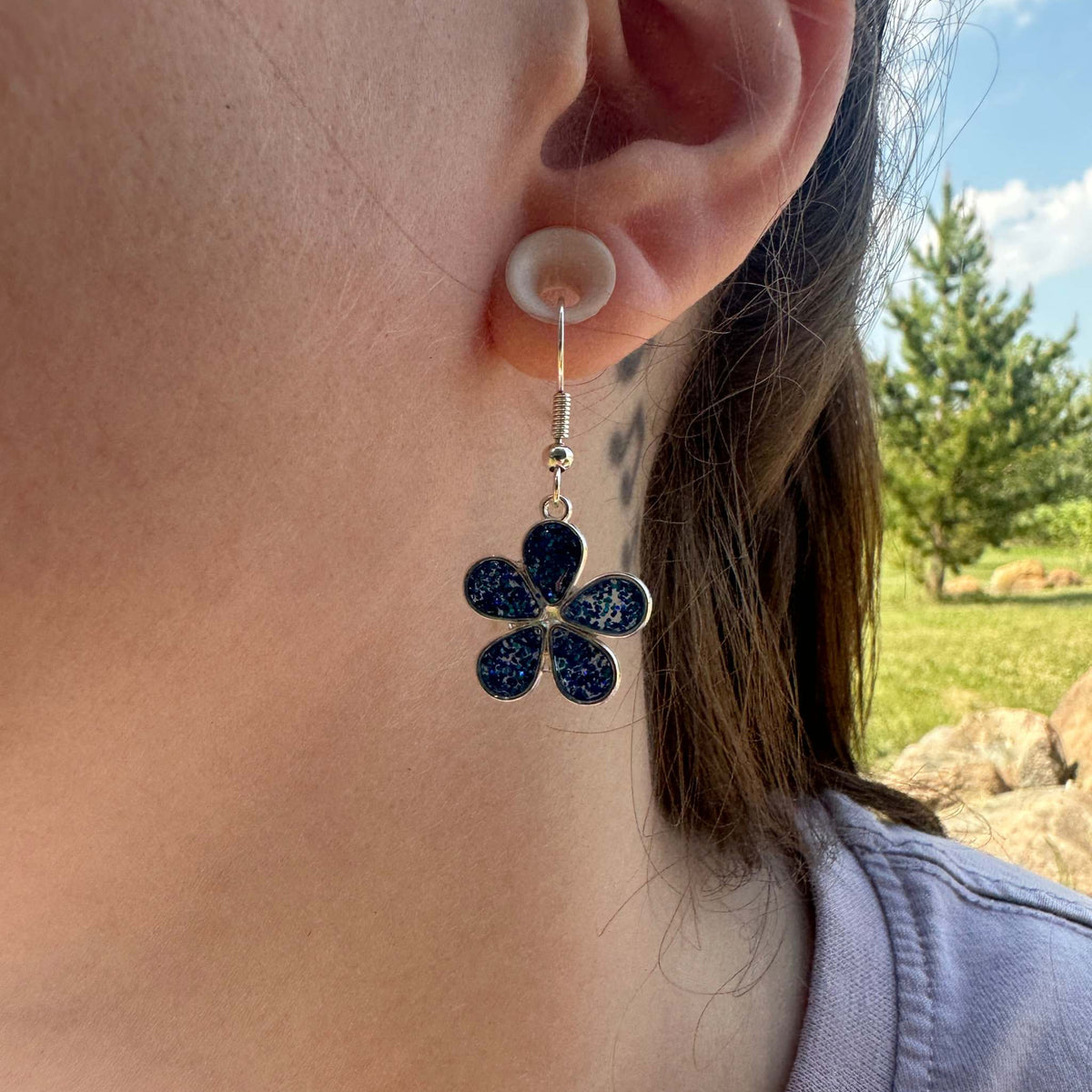 Boucles d'Oreilles Fleur - Paillettes Bleues &amp; Monture Argentée