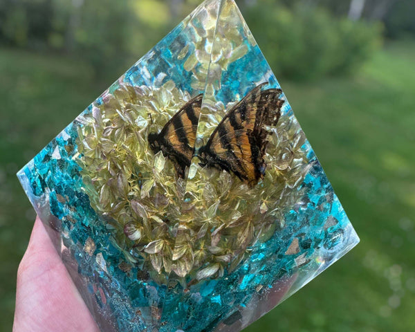 Butterfly Eternal Garden - Monarch Butterfly Pyramid with real Flowers