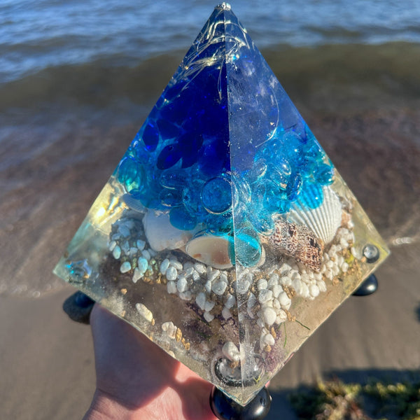 Seaside Serenity: Ocean-Themed Resin Pyramid with Real Seashells