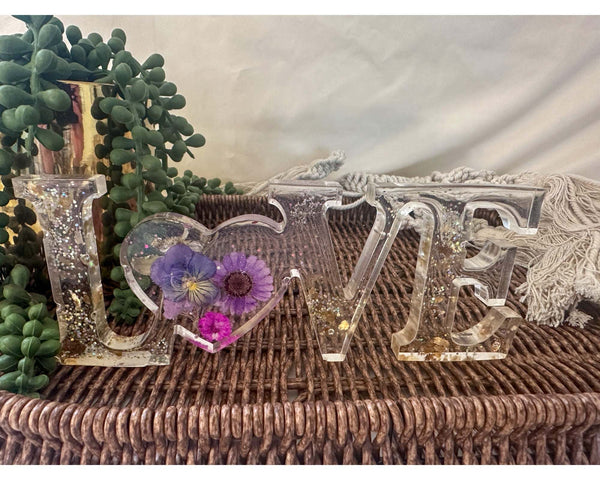 Enchanted Garden Resin Love Décor - Handmade Pressed Daisy Flowers