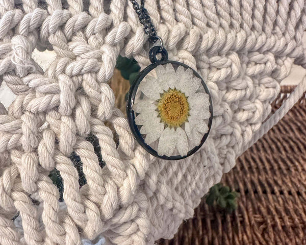 Daisy Timeless Pendant – Real Pressed Flower in Minimalist Resin Charm