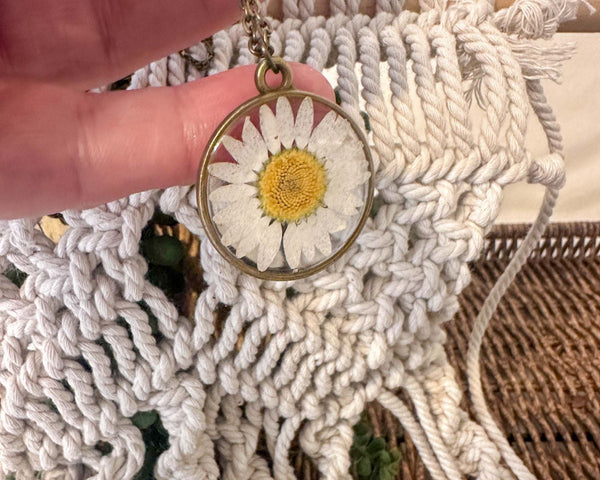 Daisy Timeless Pendant – Real Pressed Flower in Minimalist Resin Charm