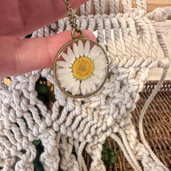 Daisy Timeless Pendant – Real Pressed Flower in Minimalist Resin