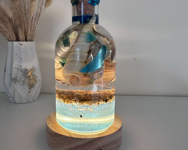 Plage dans une bouteille - Décoration de plage en résine faite à la main avec coquillages et sable