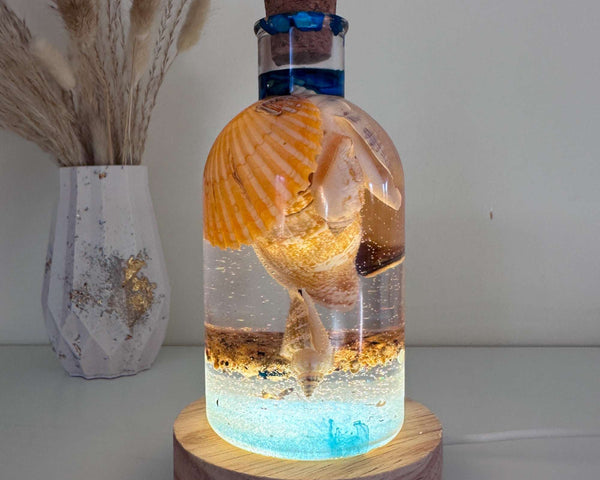 Plage dans une bouteille - Décoration de plage en résine faite à la main avec coquillages et sable
