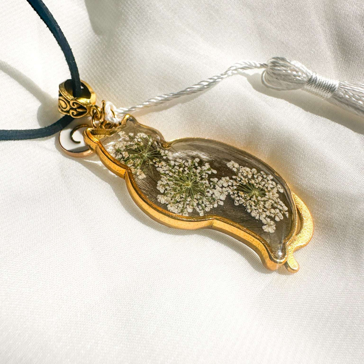 Handmade custom cat-shaped memorial pet resin keychain with personalized botanicals and letter charm