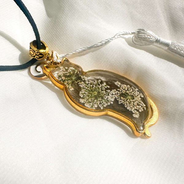Handmade custom cat-shaped memorial pet resin keychain with personalized botanicals and letter charm