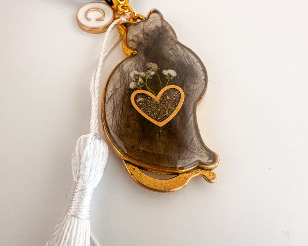 Handmade custom cat-shaped memorial pet resin keychain with personalized botanicals and letter charm