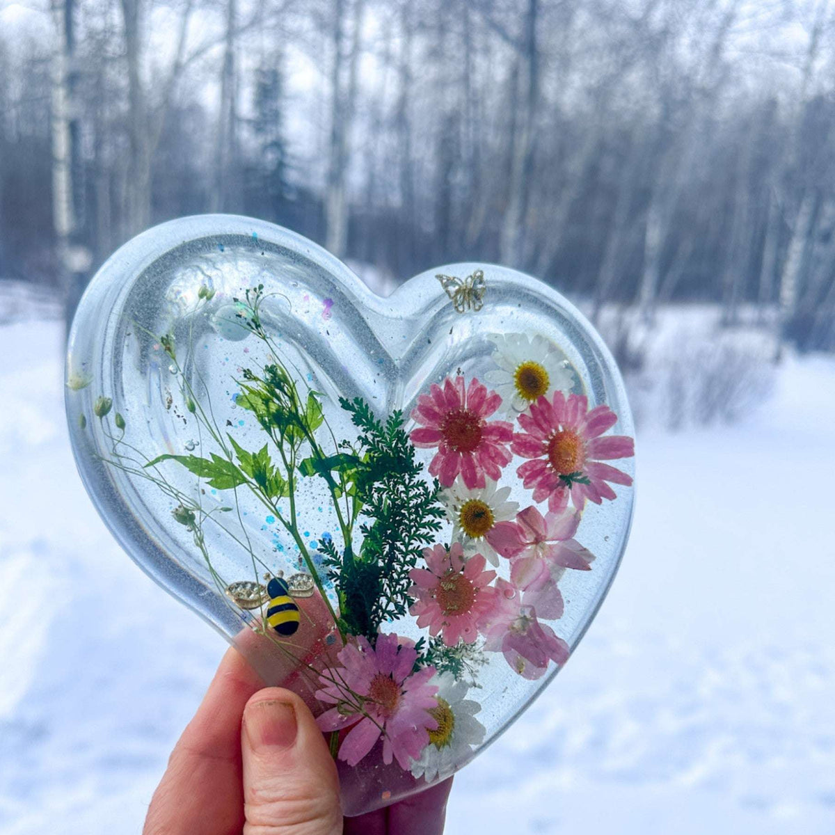 Handcrafted Resin Heart Tray with Real Daisy Flowers & Whimsical Charm