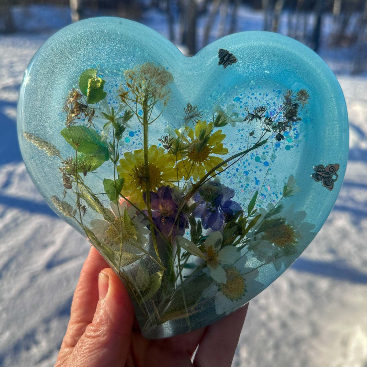 Daisy Dreams Garden Heart: Whimsical Resin Tray with Real Flowers