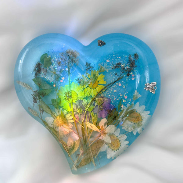 Daisy Dreams Garden Heart: Whimsical Resin Tray with Real Flowers