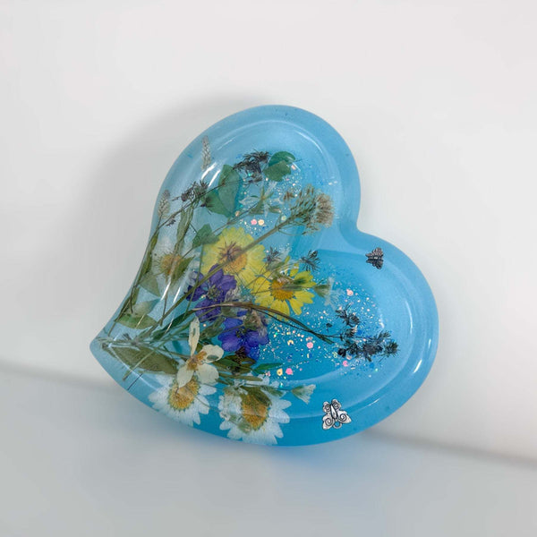 Daisy Dreams Garden Heart: Whimsical Resin Tray with Real Flowers