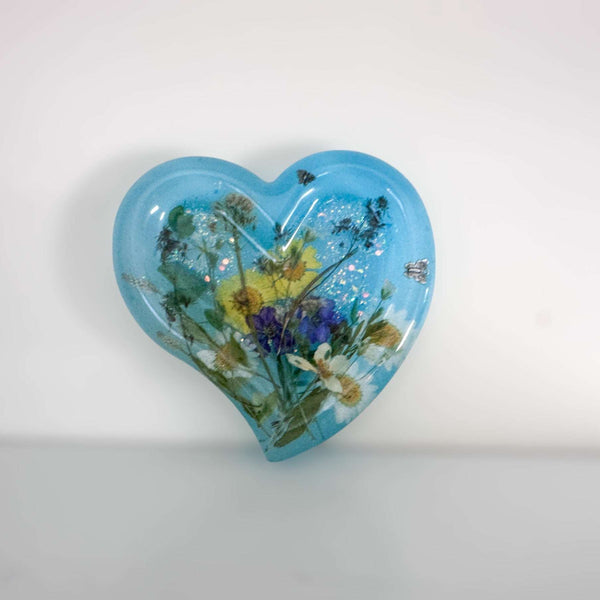 Daisy Dreams Garden Heart: Whimsical Resin Tray with Real Flowers