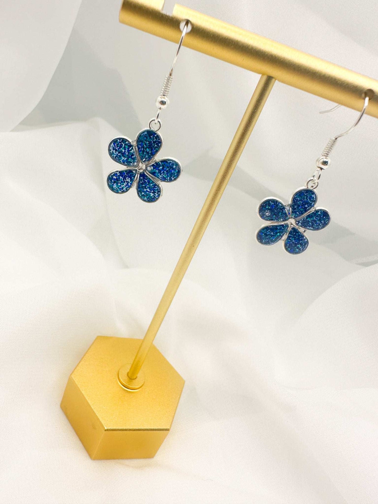 Boucles d'Oreilles Fleur - Paillettes Bleues &amp; Monture Argentée