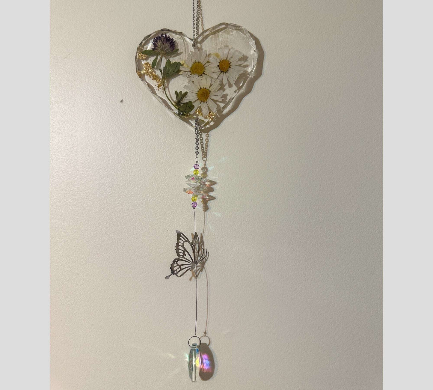 Daisy Dreams Heart Suncatcher: Handcrafted Resin Botanical Window Charm