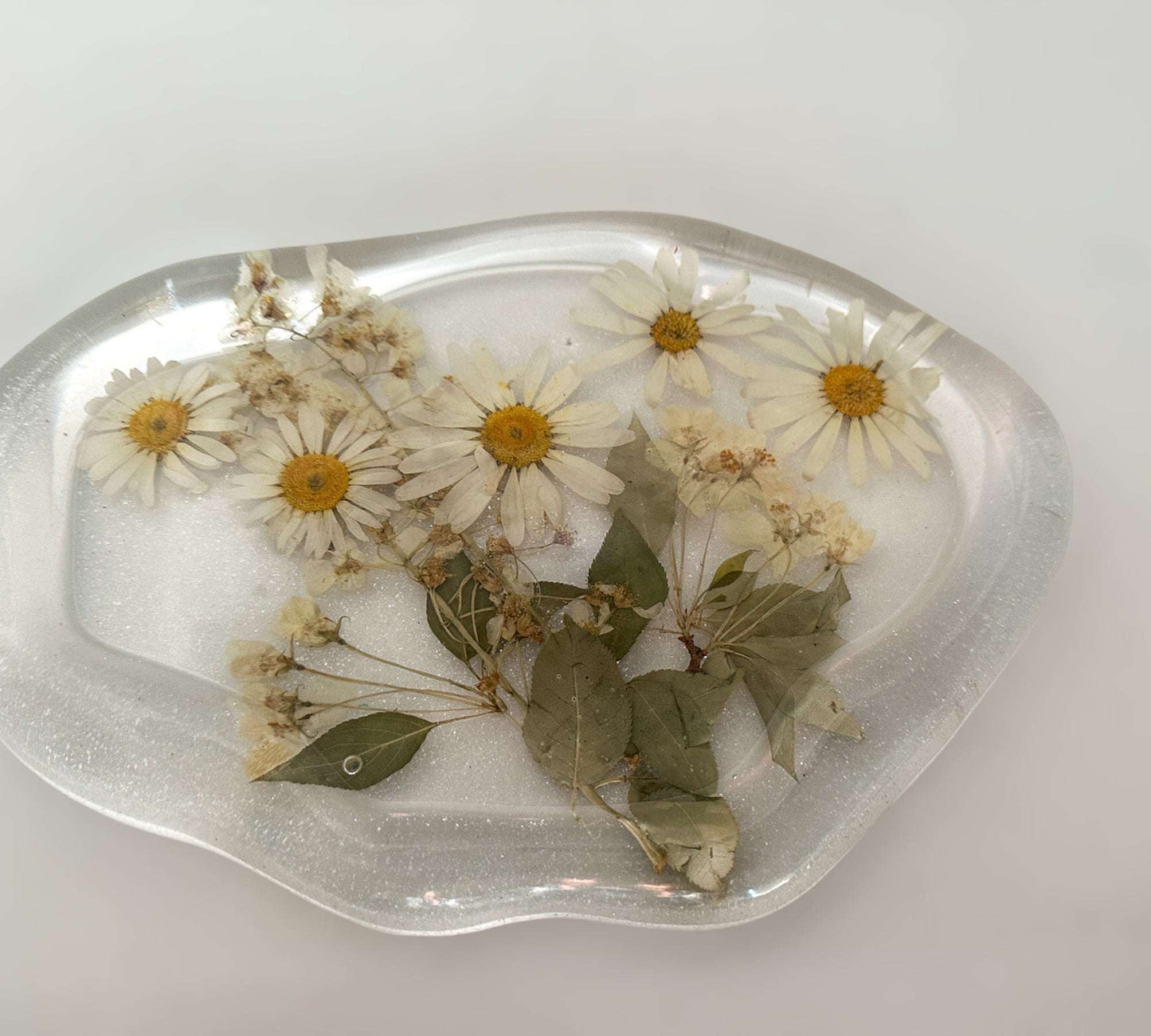 Daisy Dreams Epoxy Resin Tray: Handmade Nature-Inspired Elegance 