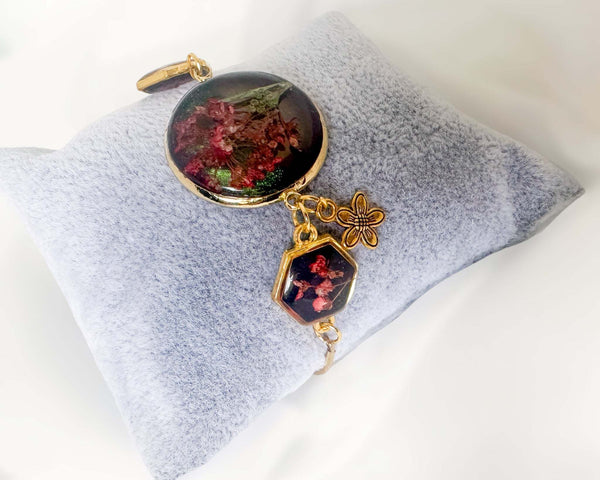 Bracelet Handcrafted with Resin and Dried Flowers -Gold Elegance 