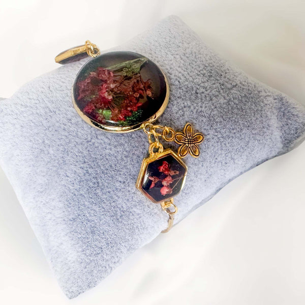Bracelet Handcrafted with Resin and Dried Flowers -Gold Elegance 
