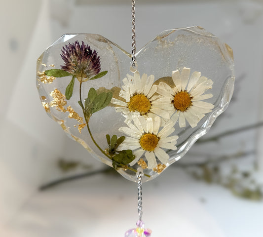 Daisy Dreams Heart Suncatcher: Handcrafted Resin Pressed Flower Decor