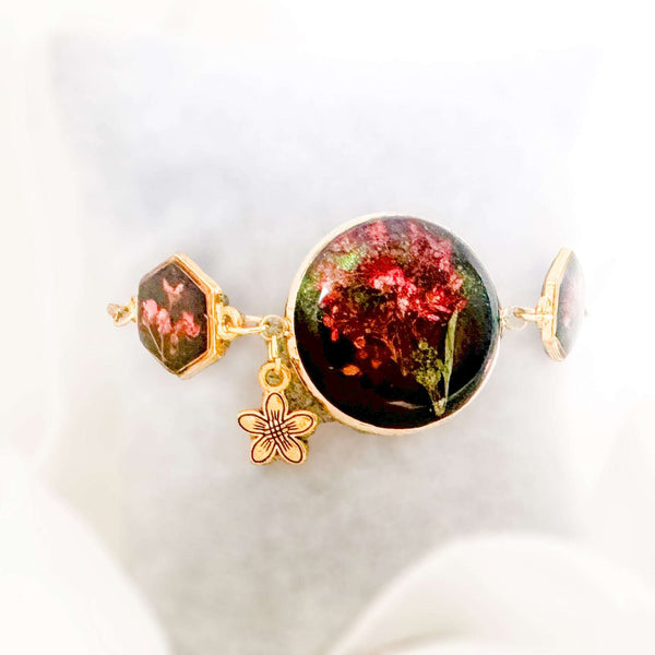 Bracelet Handcrafted with Resin and Dried Flowers -Gold Elegance 