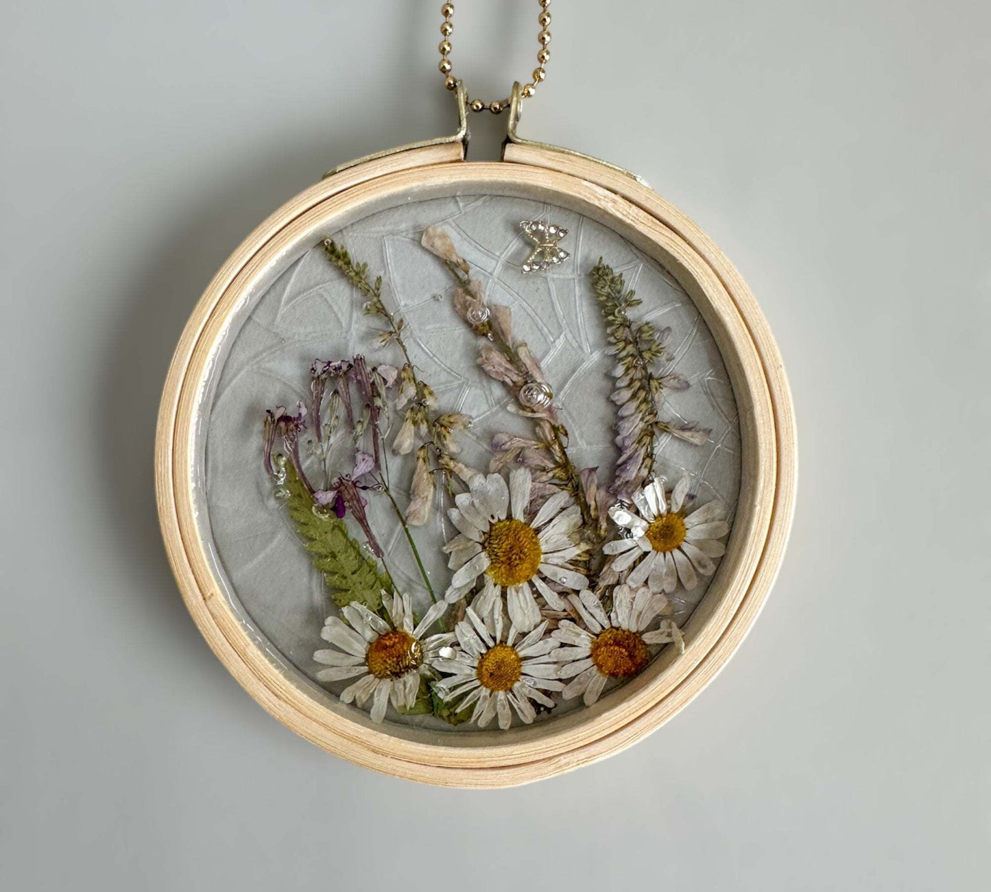 Daisy Suncatcher with Rainbow Effect - Pressed Flowers in Resin Butterfly Charm