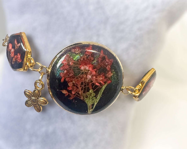 Bracelet Handcrafted with Resin and Dried Flowers -Gold Elegance 