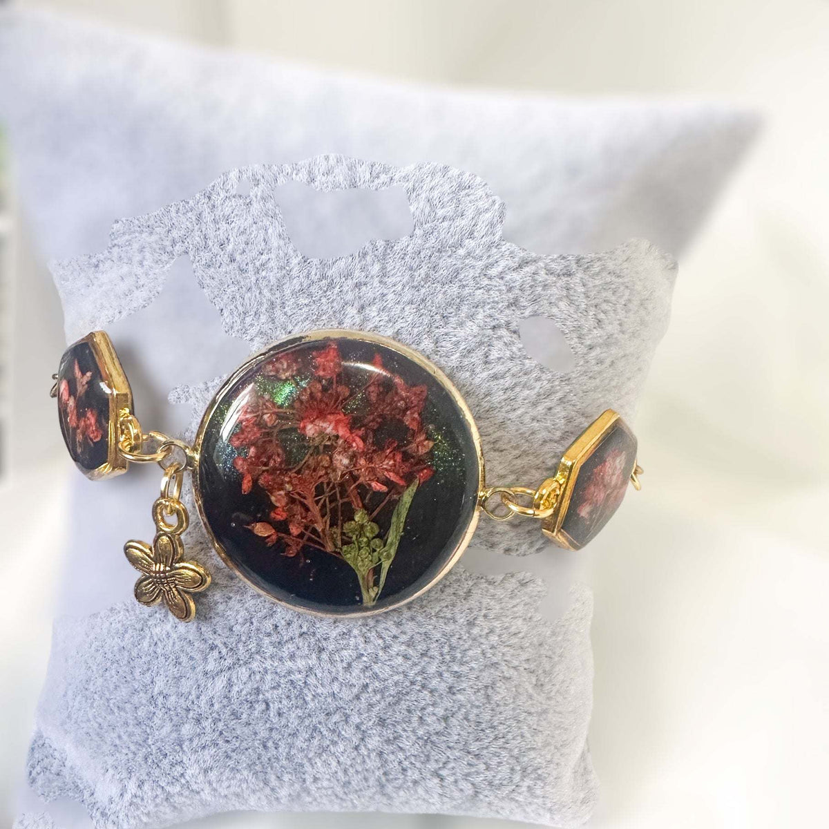 Bracelet Handcrafted with Resin and Dried Flowers -Gold Elegance 