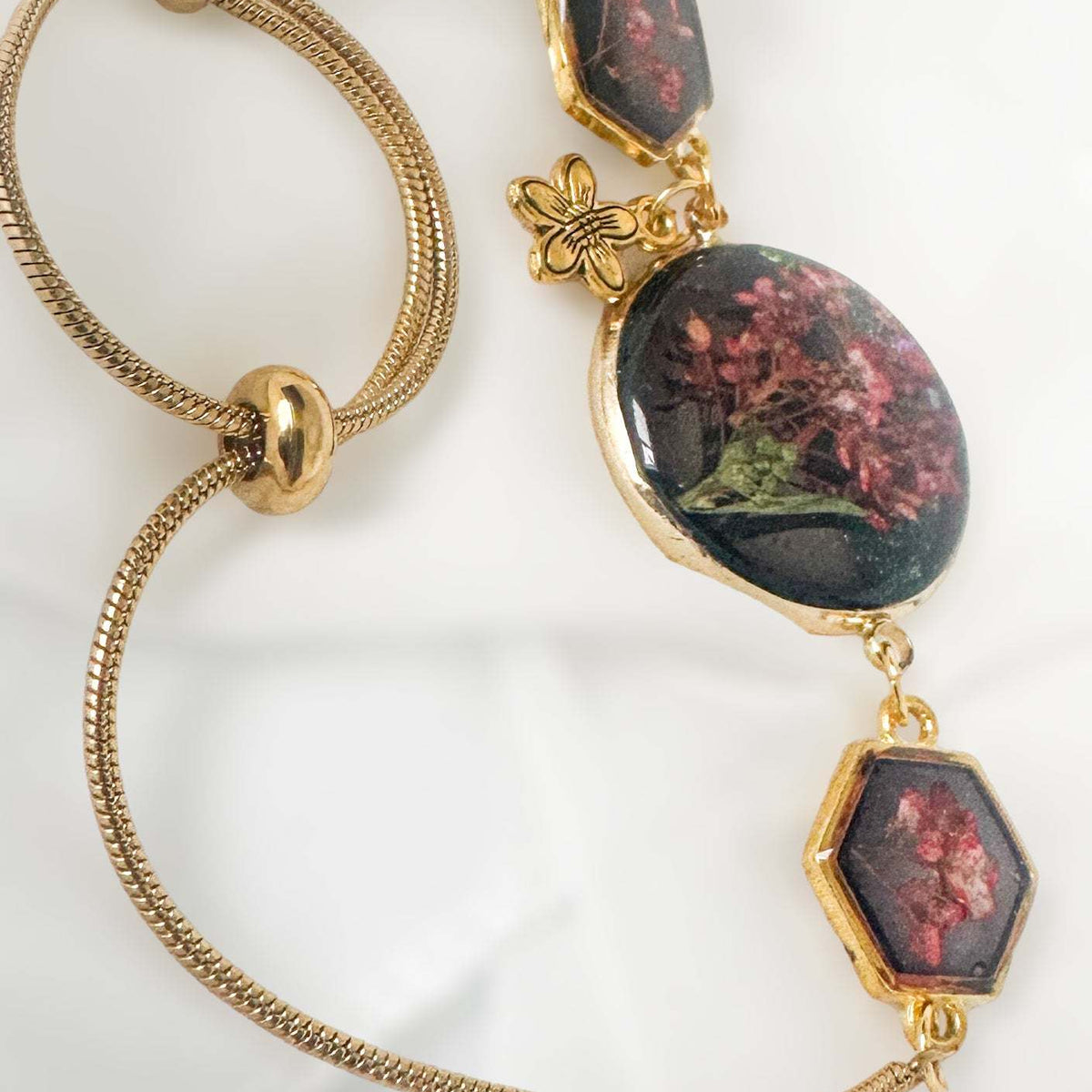 Bracelet Handcrafted with Resin and Dried Flowers -Gold Elegance 