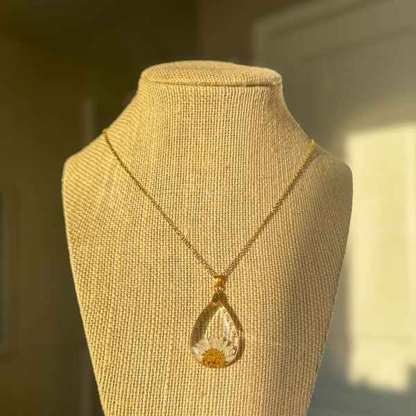 Daisy Teardrop Pendant - Real Dried Flower Jewelry in Silver and Gold 