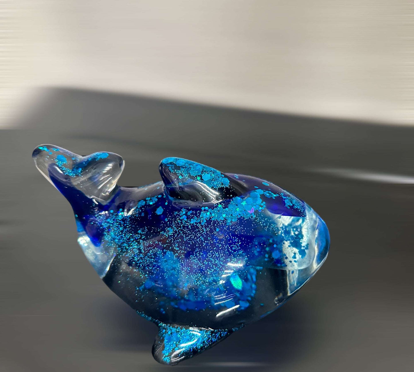 Baleine d'un temps : plongez dans la magie de l'océan avec ma sculpture fantaisiste en verre de mer en résine époxy