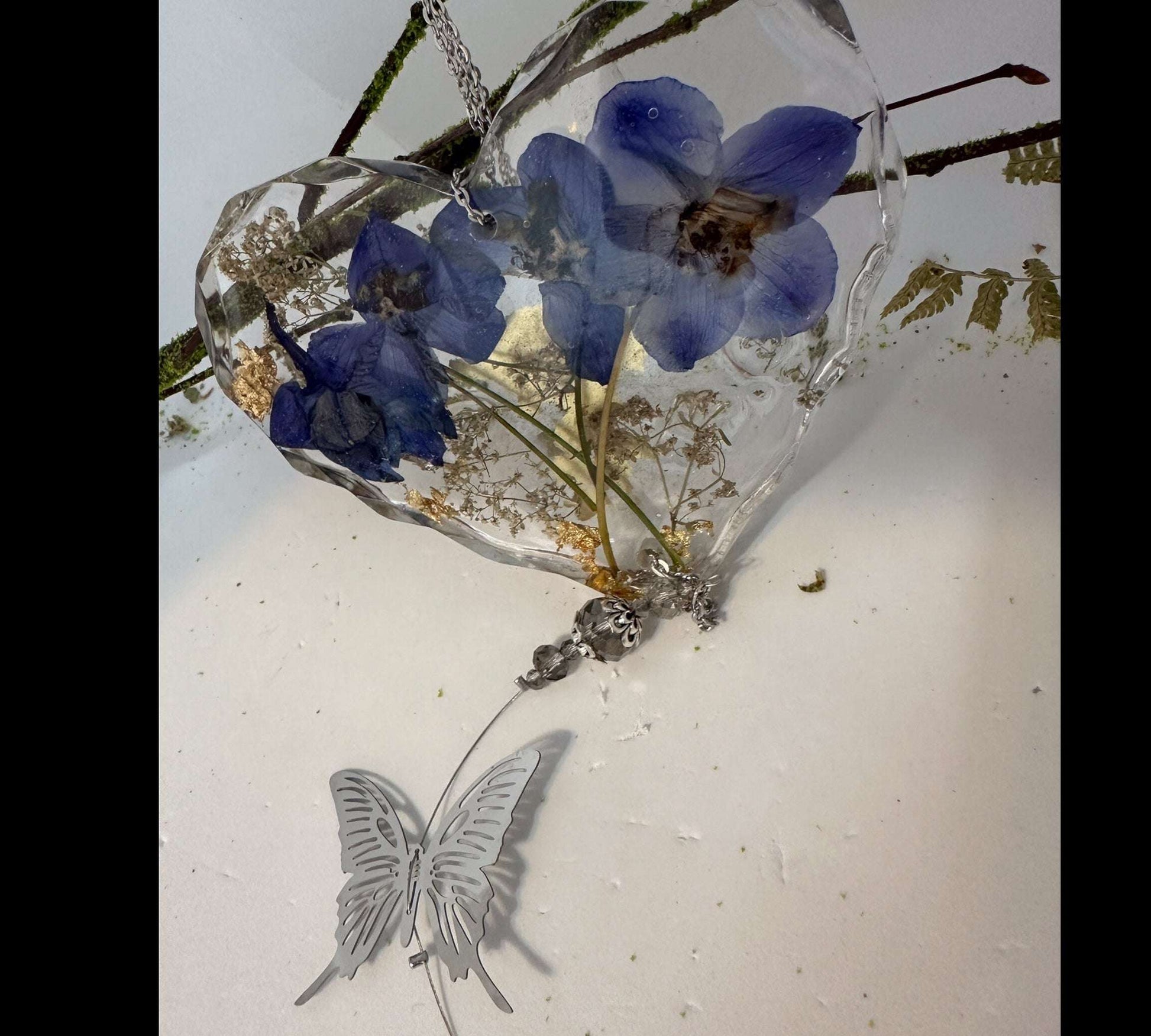 Floral Dreams Heart Suncatcher: Handcrafted Resin Pressed Flower Decor