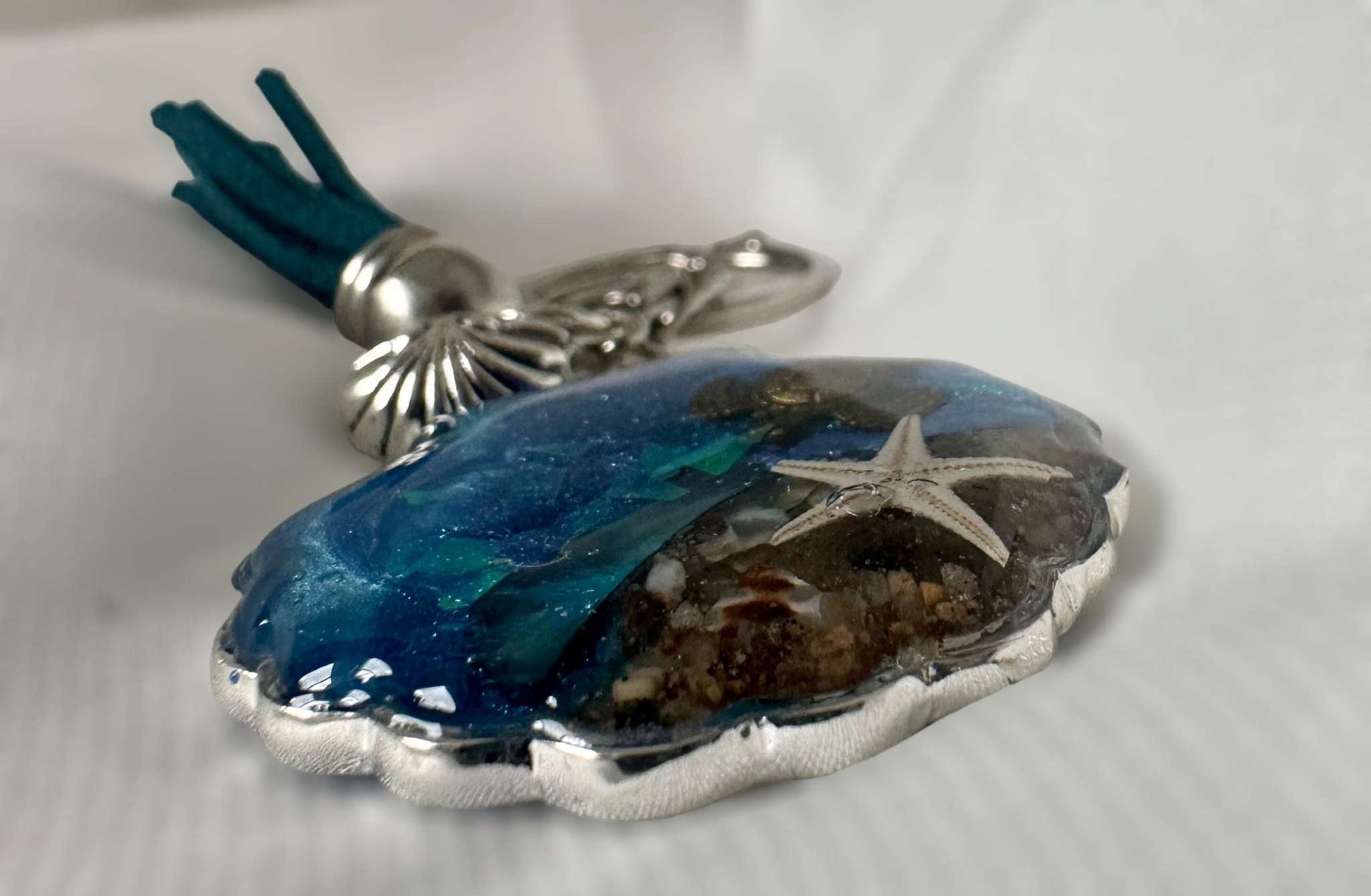 Keychain Handmade with Resin: Carry a Piece of the Sea with You