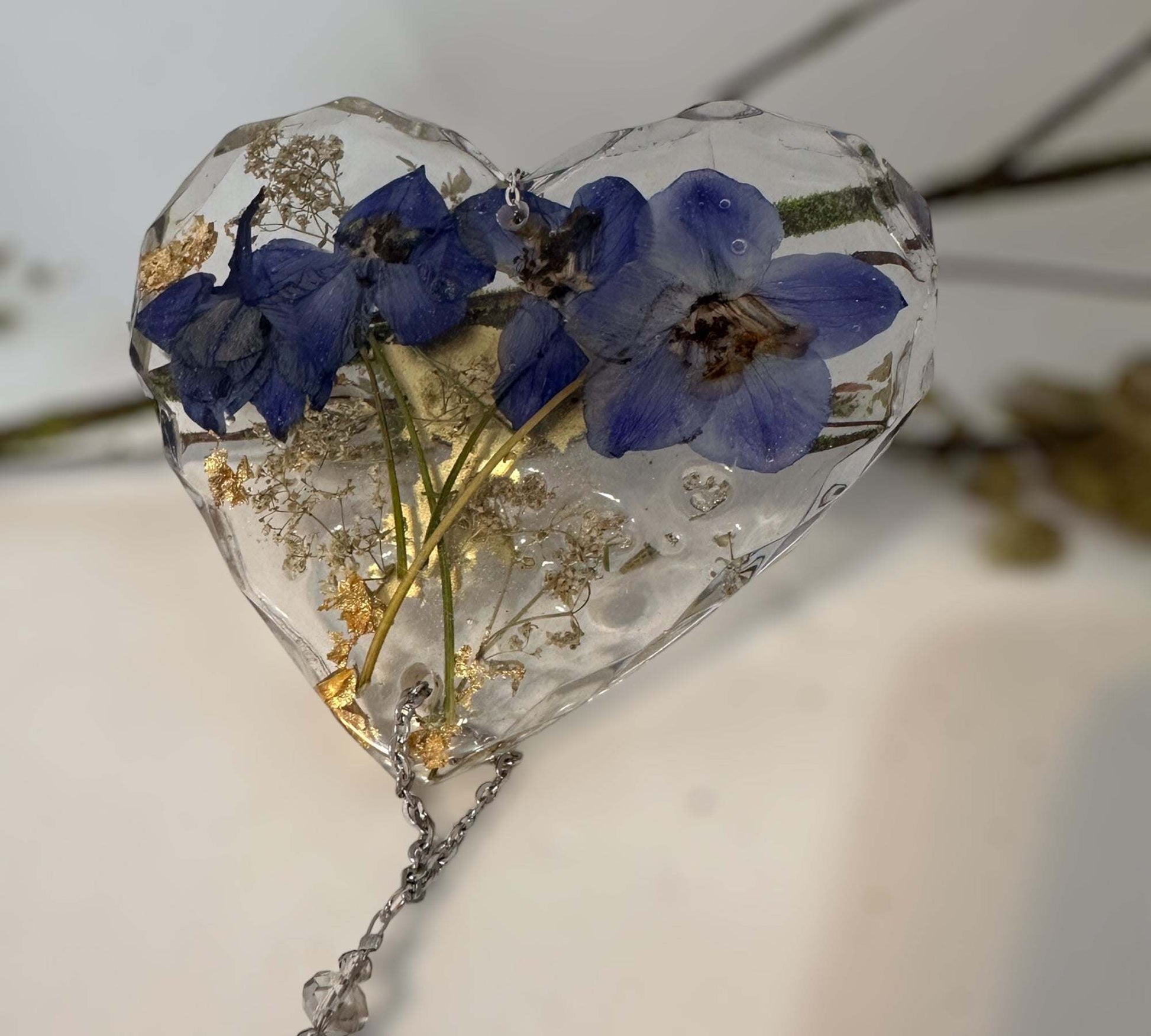 Floral Dreams Heart Suncatcher: Handcrafted Resin Pressed Flower Decor