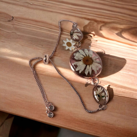 Bracelet Handmade with Resin & Dried Flowers  - Rose Gold Elegance A rose gold slider bracelet with a round center that has a real dried daisy set with resin, two small oval bezels  with white flower petals and a daisy charm