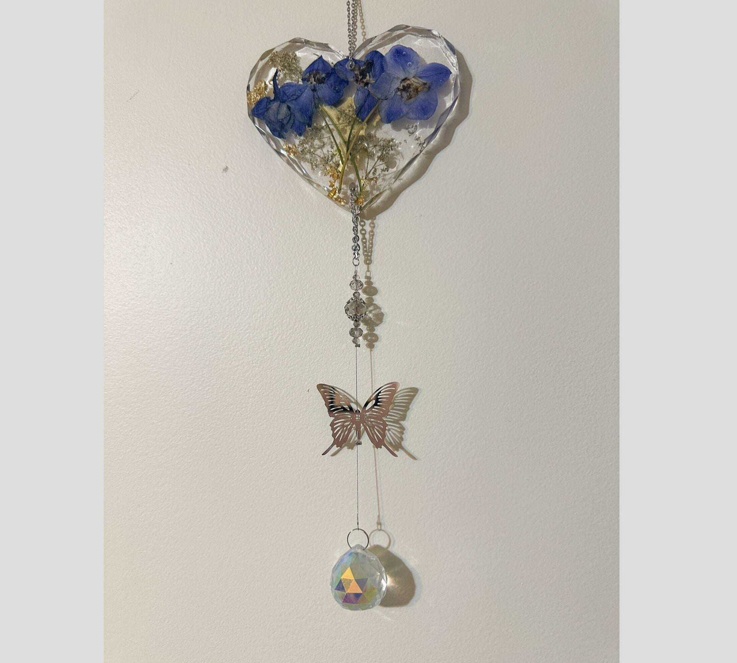 Floral Dreams Heart Suncatcher: Handcrafted Resin Botanical Window Charm