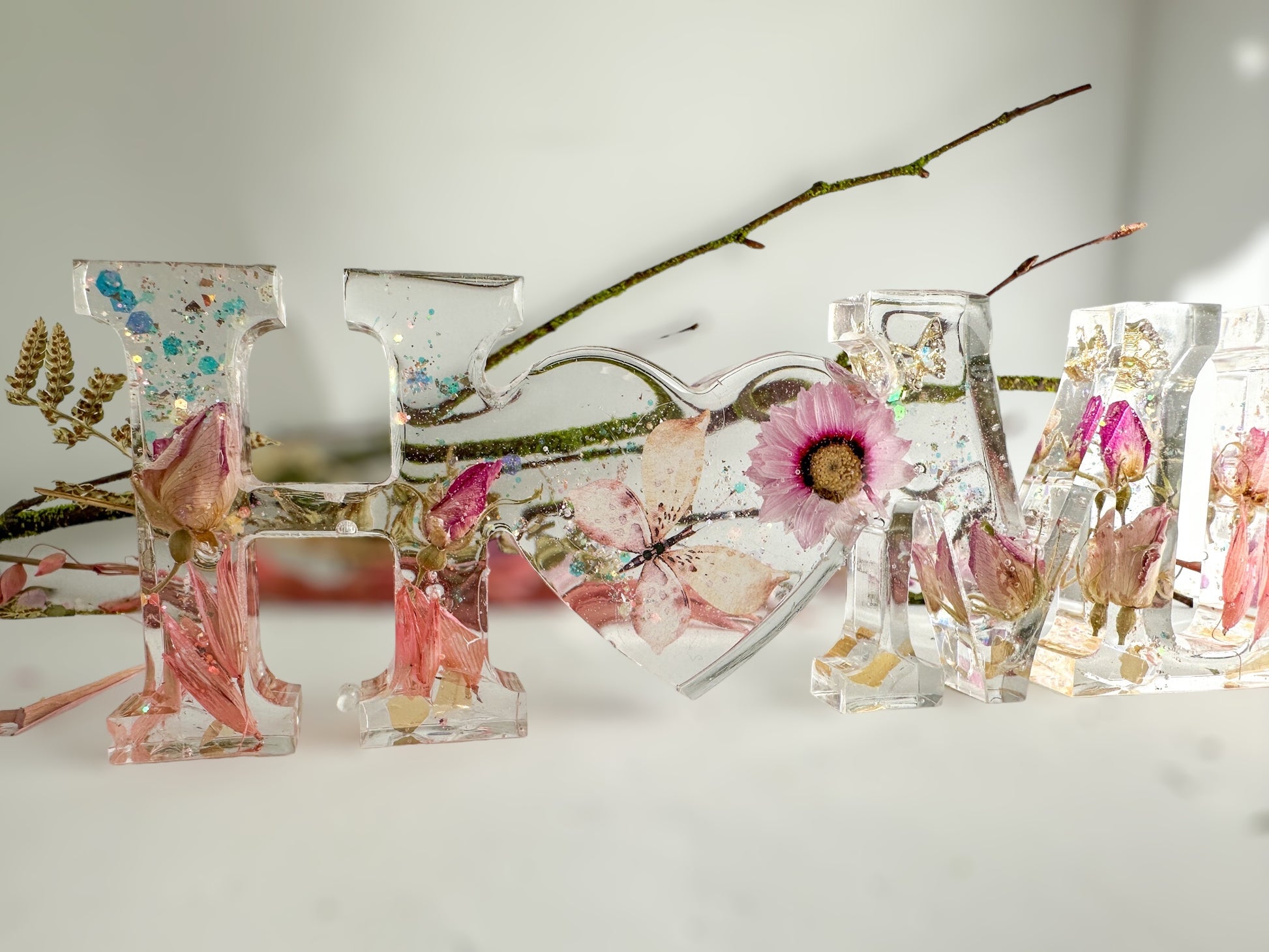 Home & Butterflies - Freestanding Dried Flower Resin Word Sign Decor