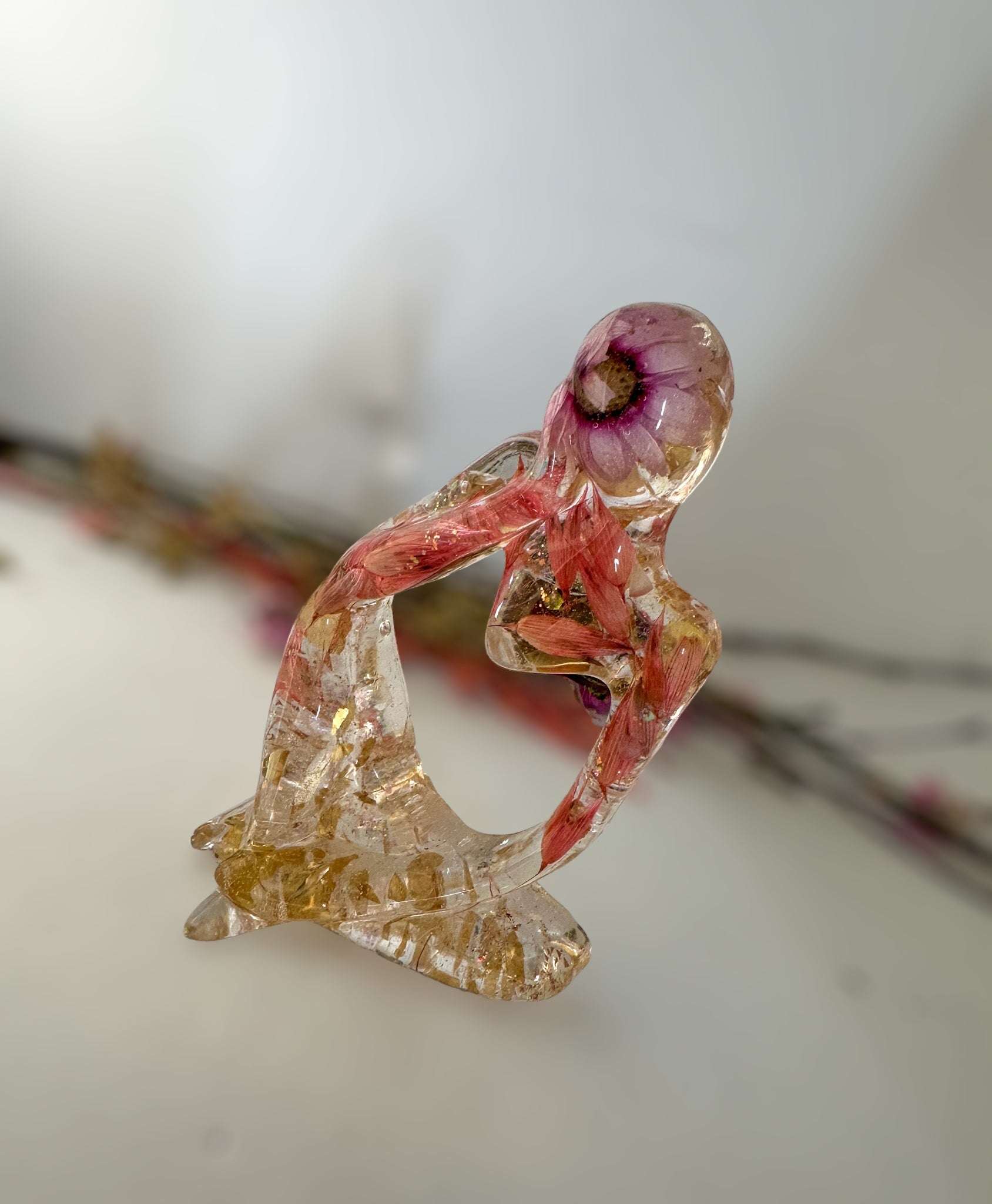 Floral Fusion Thinker Decor - Dried Flowers Handmade Resin Scultpure