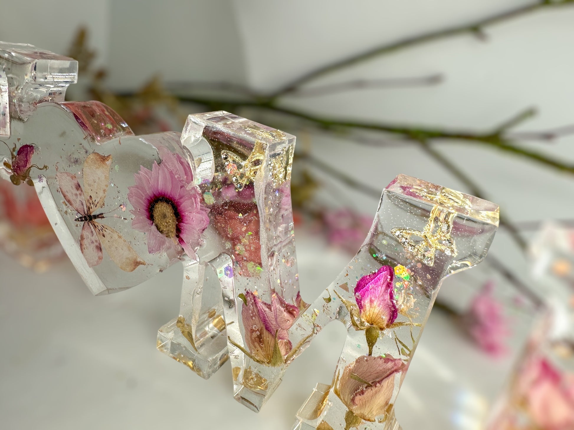 Home & Butterflies - Freestanding Dried Flower Resin Word Sign Decor