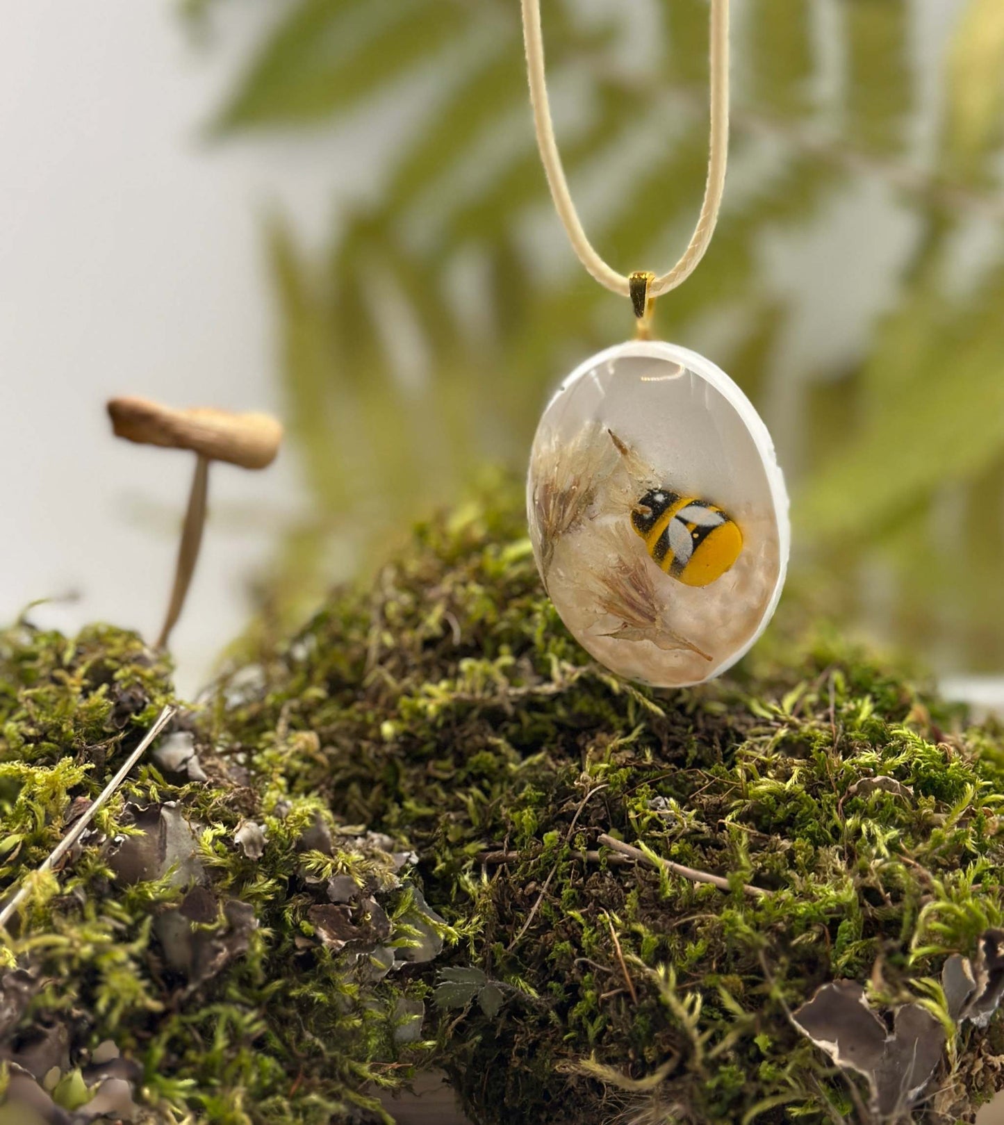 Bees & Blooms Handmade Resin Necklace with natural Dried Flowers